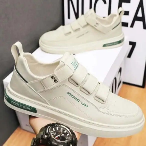 Zapatos deportivos blancos para hombre con cierre ajustable de velcro, diseño moderno y cómodo para uso diario, suela antideslizante y ligera que ofrece soporte y confort prolongado, ideales para actividades casuales y estilo urbano.