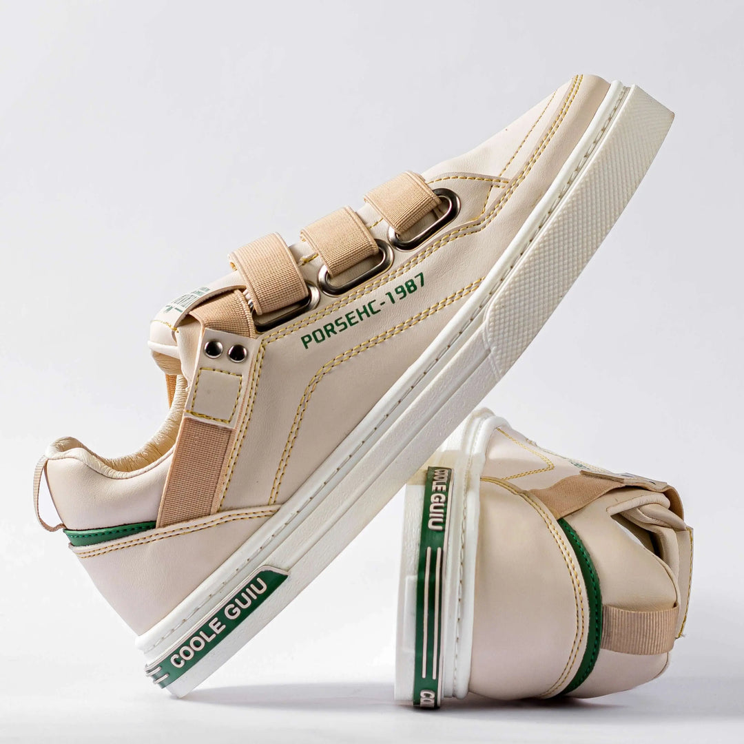 Zapatos casuales color beige con suela blanca antideslizante, diseño moderno con cierre de velcro para mayor comodidad, ideales para uso diario y estilo urbano, calzado ligero y duradero, perfectos para mantener los pies frescos y con soporte durante todo el día.