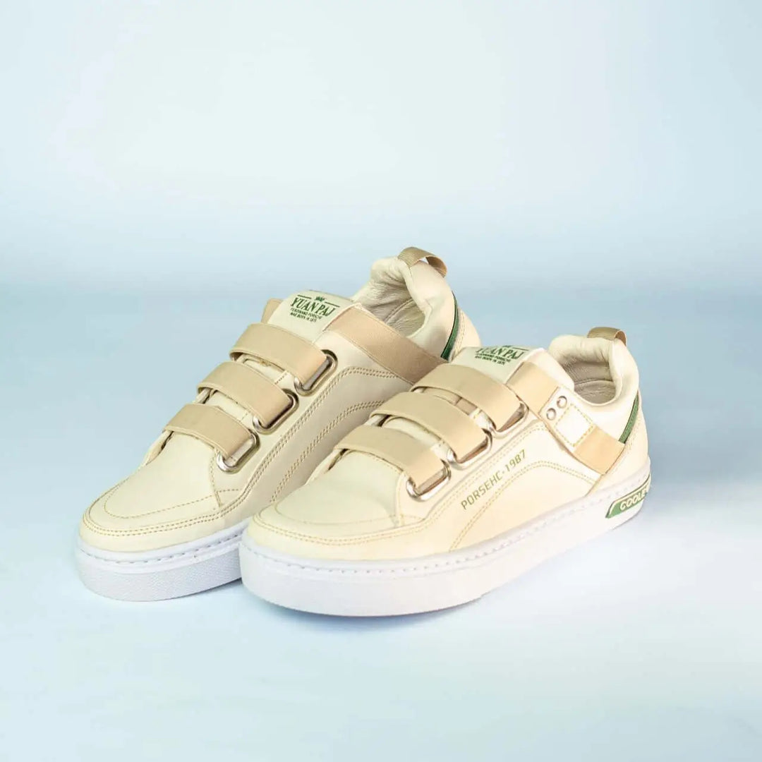 Zapatos casuales beige con cierre ajustable de velcro, suela blanca antideslizante, diseño cómodo y moderno ideal para uso diario, materiales duraderos y transpirables que ofrecen soporte y estilo para hombres y mujeres.