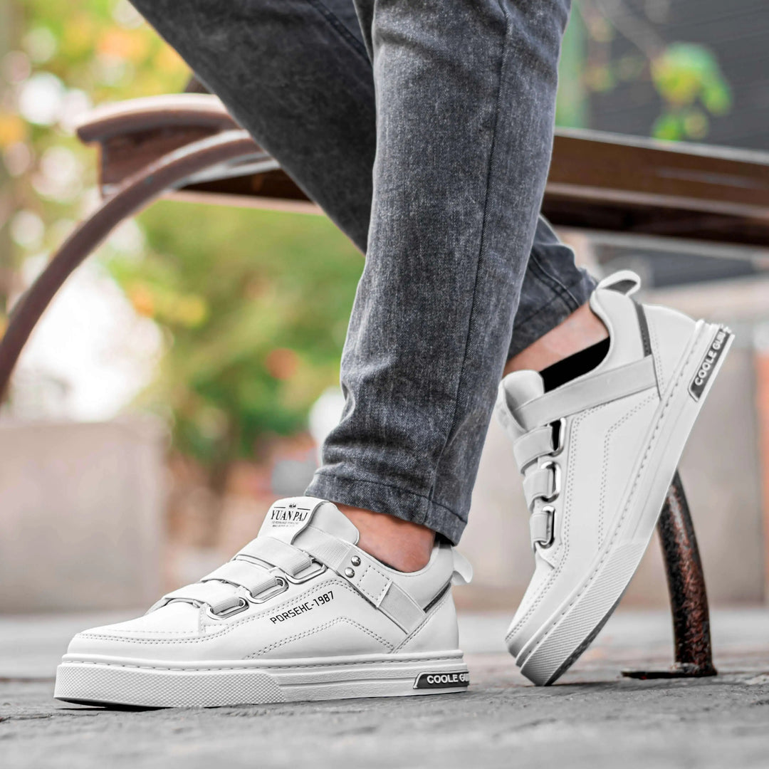 Zapatos deportivos blancos para hombre con diseño moderno, cierre ajustable y suela antideslizante, ideales para uso urbano y comodidad todo el día, perfectos para combinar con jeans y prendas casuales.