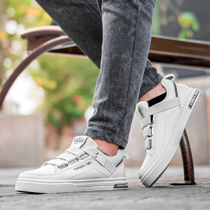 Zapatos deportivos blancos para hombre con diseño moderno, cierre ajustable y suela antideslizante, ideales para uso urbano y comodidad todo el día, perfectos para combinar con jeans y prendas casuales.