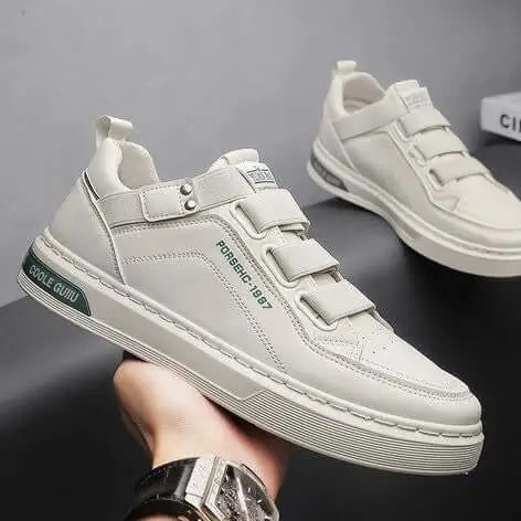 zapatos deportivos casuales en color blanco crema con suela antideslizante, diseño moderno y cómodo ideal para uso diario, con cierre de velcro ajustable que facilita el calce rápido y soporte en el pie, estilo urbano versátil para combinar con ropa casual, calzado ligero y resistente perfecto para largas caminatas y actividades cotidianas
