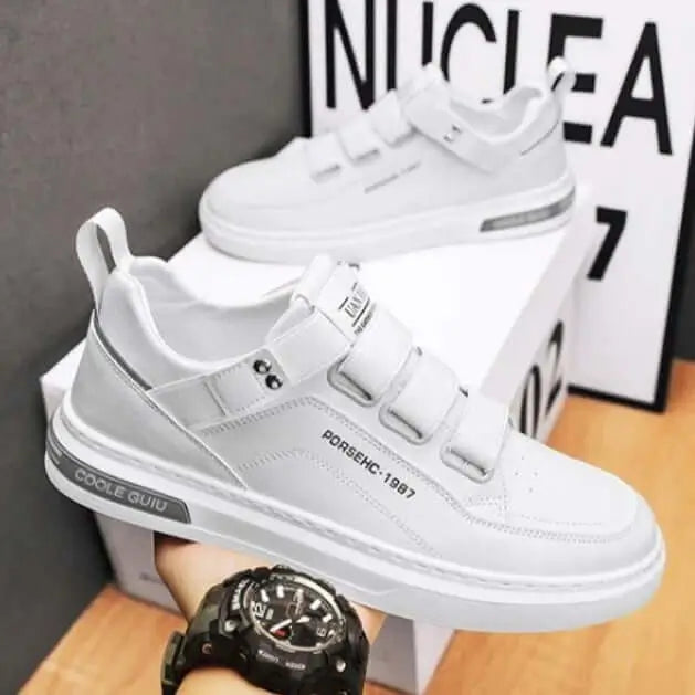 Zapatillas deportivas blancas para hombre con diseño moderno y cierre de velcro, suela antideslizante y amortiguación avanzada para máxima comodidad y soporte en el día a día, ideales para uso casual y urbano.