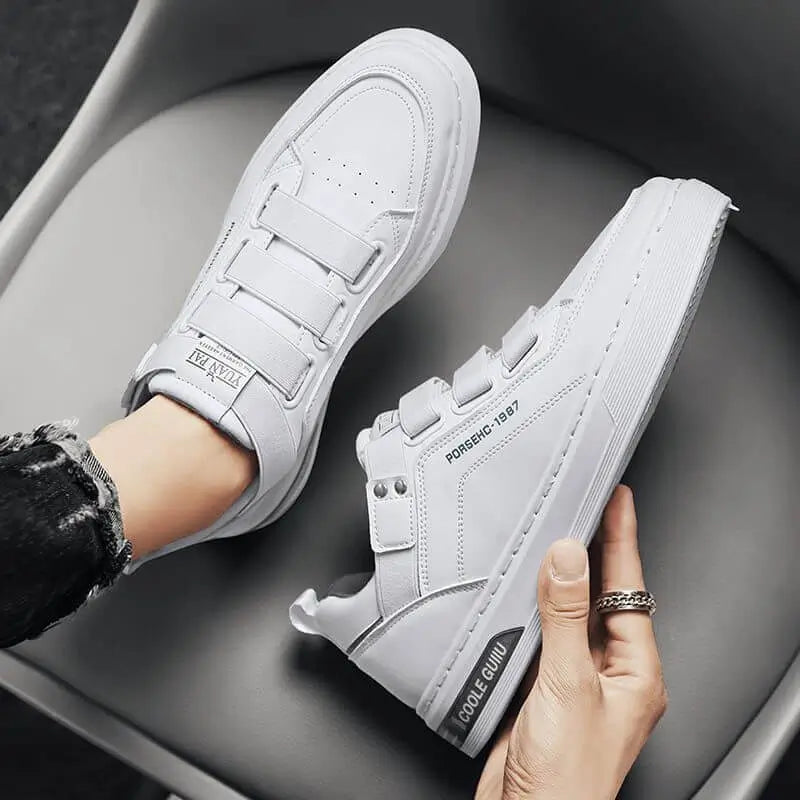 Zapatos deportivos blancos para hombre con cierre de velcro, diseño moderno y cómodo, suela antideslizante y material transpirable, ideales para uso diario y estilo casual.