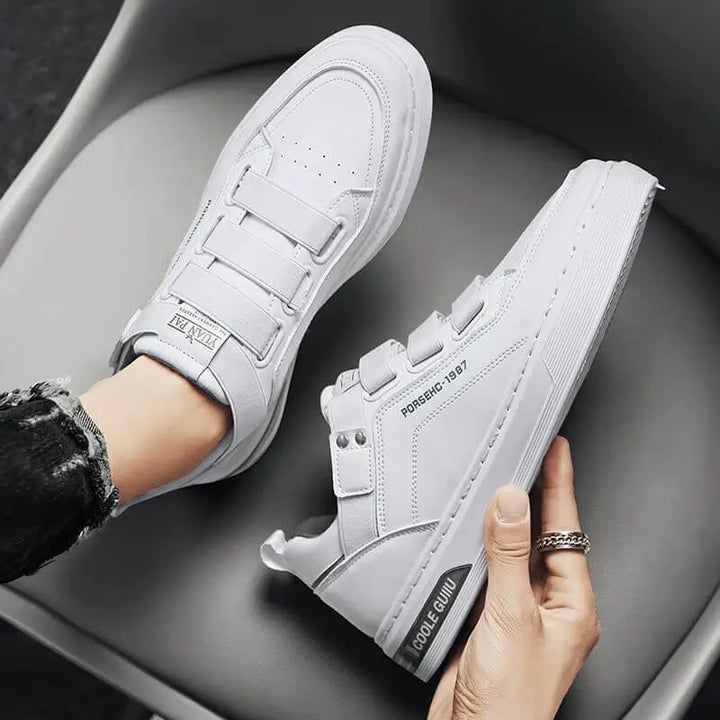 Zapatos deportivos blancos para hombre con cierre de velcro, diseño moderno y cómodo, suela antideslizante y material transpirable, ideales para uso diario y estilo casual.