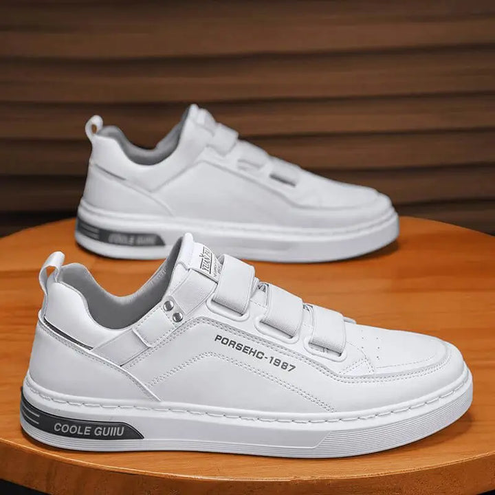 Zapatos deportivos blancos para hombre con diseño moderno y cierre ajustable de velcro, suela antideslizante y plantilla ergonómica para máxima comodidad y soporte durante todo el día, ideales para uso casual y urbano.