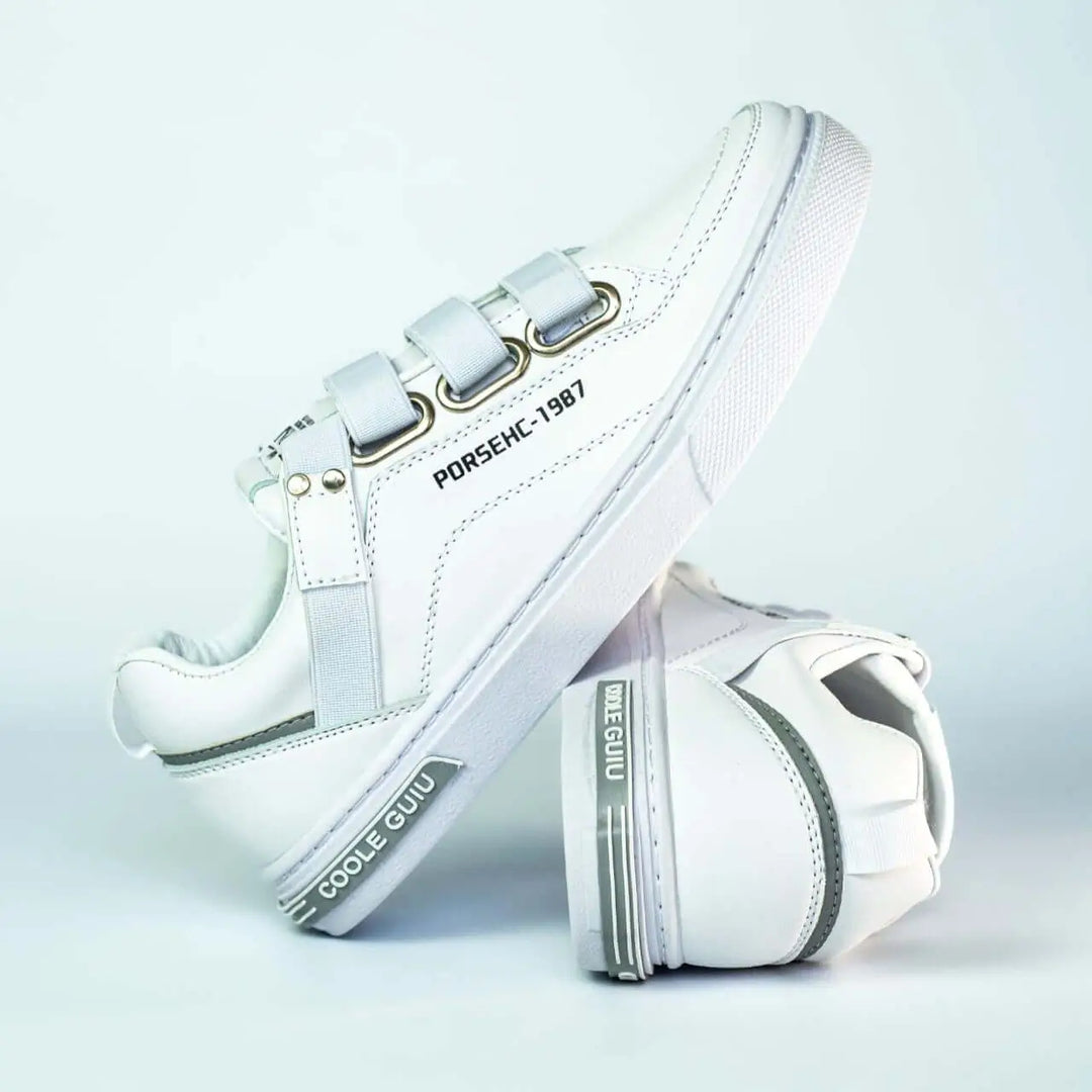 Zapatos deportivos blancos para hombre con diseño moderno y cierre de velcro, suela antideslizante y material resistente que ofrece comodidad y durabilidad para uso diario y actividades casuales.