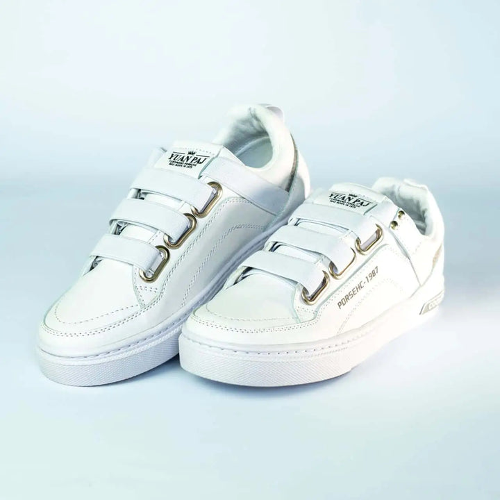 Zapatos deportivos blancos con diseño moderno y cómodas tiras ajustables, suela antideslizante y material transpirable que ofrecen soporte y estilo para el uso diario en hombres y mujeres, ideales para caminar y actividades casuales.