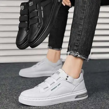 Zapatos deportivos casuales color blanco con cierre ajustable de velcro, suela antideslizante y diseño moderno para uso diario, combinan comodidad y estilo para hombres jóvenes que buscan calzado versátil y duradero para cualquier ocasión.