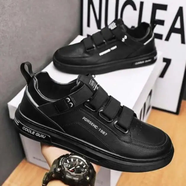 Zapatos deportivos negros con cierre de velcro, diseño moderno y cómodo, suela antideslizante y duradera, ideales para uso diario y actividades casuales, fabricados con materiales resistentes que ofrecen soporte y confort para caminar todo el día.