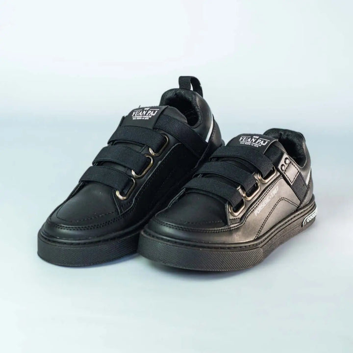 Zapatos deportivos negros para hombre, diseño moderno con cierre ajustable de velcro que ofrece comodidad y estabilidad, suela antideslizante perfecta para uso diario, calzado casual versátil ideal para caminar y actividades urbanas, material resistente y duradero que garantiza larga vida útil.