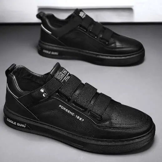 Zapatos deportivos negros para hombre con diseño moderno y cierre ajustable tipo velcro, confeccionados en material sintético de alta resistencia, suela antideslizante para mayor seguridad y comodidad ideal para uso casual y diario.