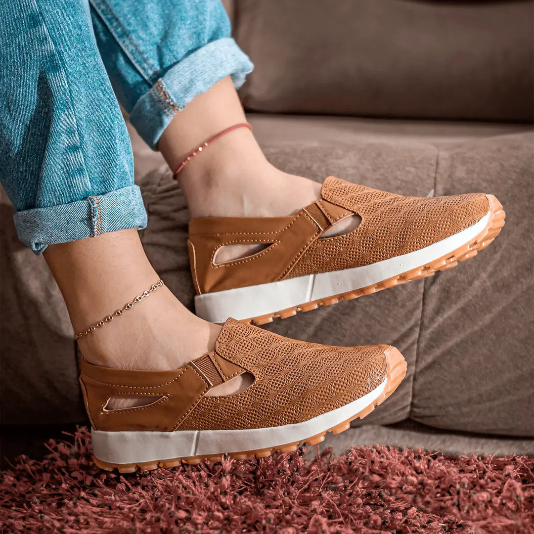 Zapatos deportivos tipo zapatillas color marrón claro para mujer, diseño cómodo y transpirable con suela antideslizante y plantilla acolchonada, perfectos para uso diario y caminar largas distancias con soporte ergonómico y estilo casual moderno.