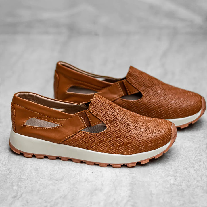 Zapatillas Confort Plus color marrón con diseño texturizado, suela blanca antideslizante, material transpirable y ligero, ideales para caminar y uso diario, proporcionando comodidad y soporte ergonómico para pies cansados.