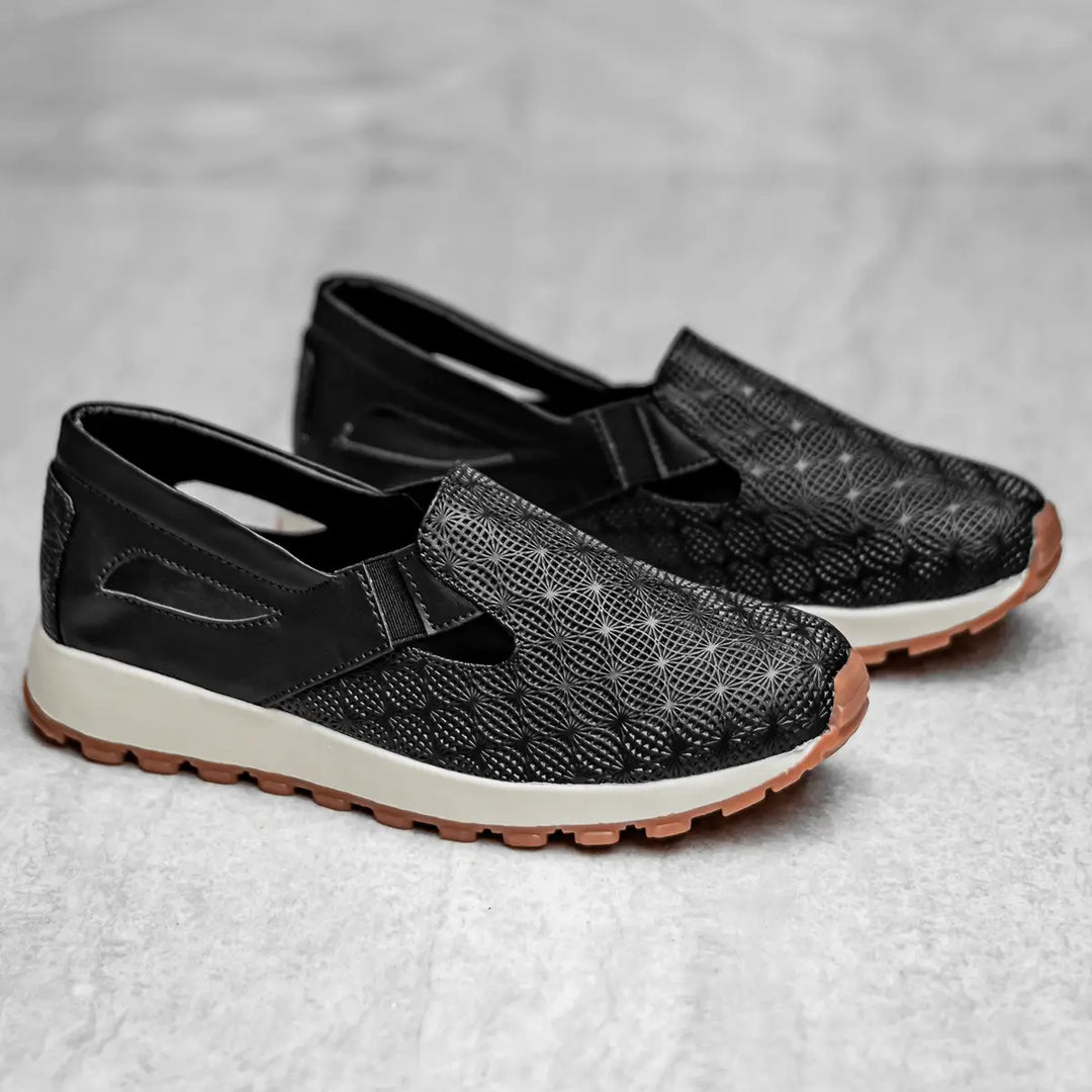 Zapatos Oxford Amélia Confort negras para hombre con diseño moderno y acabado texturizado, suela antideslizante marrón claro y base blanca, calzado ideal para uso diario que ofrece comodidad y soporte ergonómico gracias a su plantilla acolchada y materiales transpirables, perfectas para caminar largas distancias con estilo y confort.