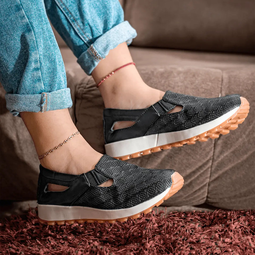 Zapatos Oxford Amélia negras para mujer, diseño ergonómico con suela antideslizante y amortiguación superior, ideales para uso diario y andar largas distancias con máxima comodidad y soporte en el pie, perfectas para combinar con jeans y estilo casual.