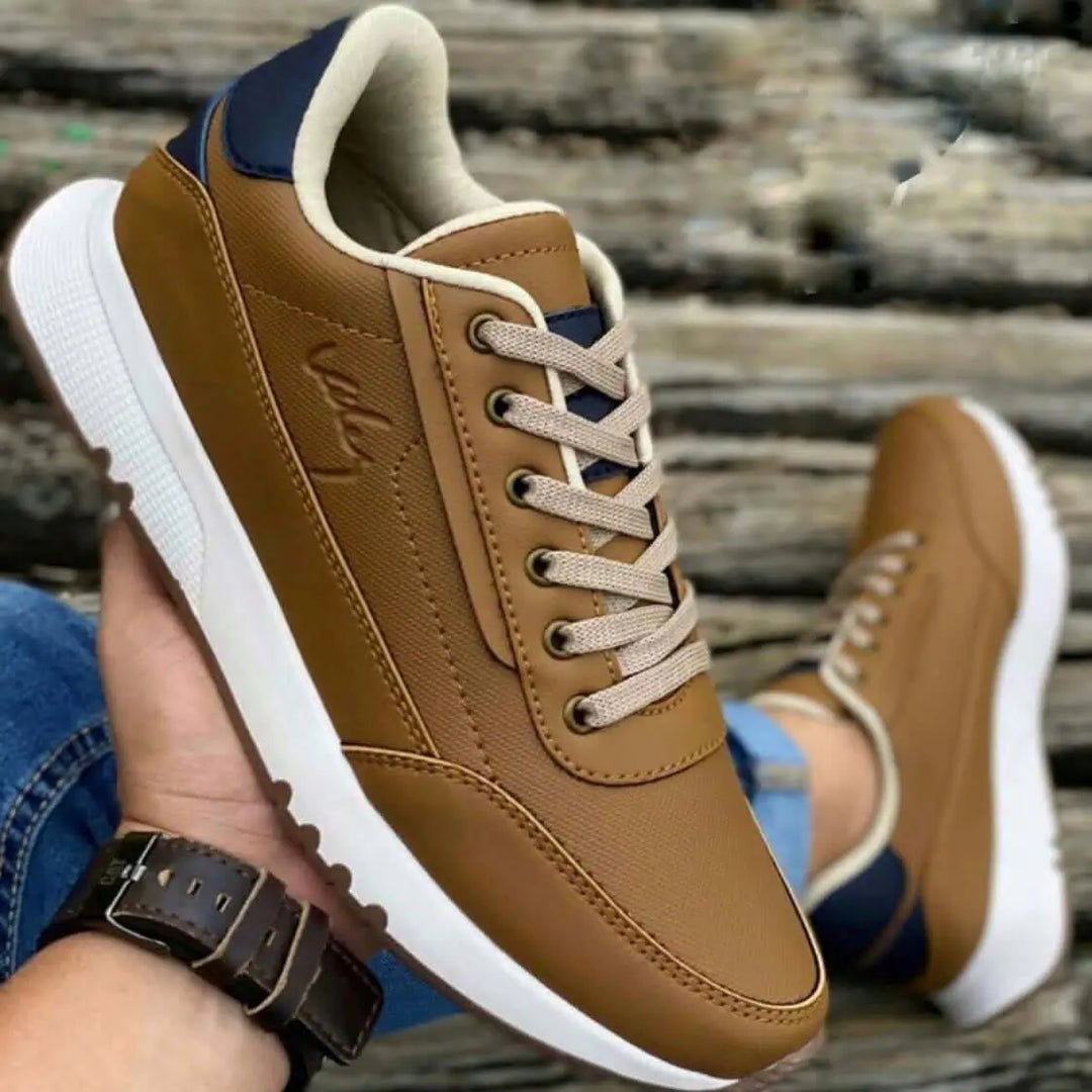 Zapatos casuales para hombre en color marrón con suela blanca antideslizante, diseño moderno y cómodo, ideales para uso diario con tejido transpirable y ajuste seguro con cordones, perfectos para combinar con outfits informales y brindar confort durante todo el día.