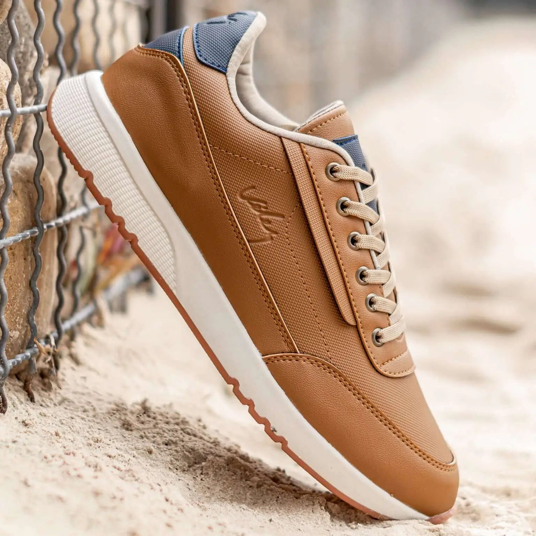 Zapato deportivo para hombre color camel con diseño moderno, suela antideslizante y cómoda, ideal para uso diario, fabricado con materiales duraderos y transpirables que ofrecen soporte y estilo casual.