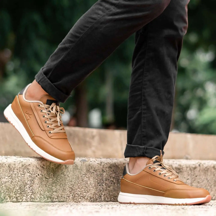 Zapatos deportivos color camel para hombre, diseño moderno y casual con suela antideslizante para mayor seguridad, materiales ligeros que ofrecen comodidad y transpirabilidad ideales para uso diario y actividades al aire libre, perfectos para combinar con jeans o pantalones casuales.