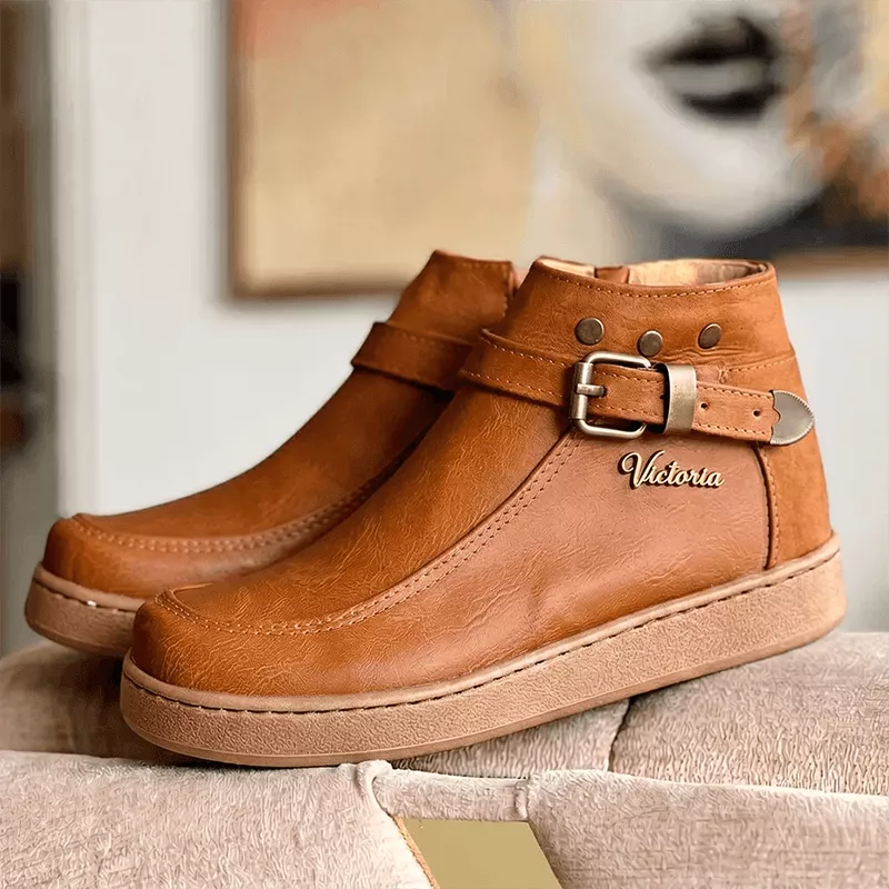 Botín para mujer color marrón claro con diseño elegante y moderno, detalle de hebilla ajustable y costura visible, suela antideslizante y cómoda para uso diario, perfecto para combinar con estilos casuales y formales, material resistente que garantiza durabilidad y confort.