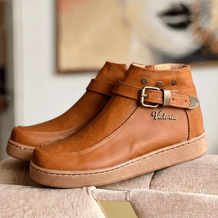 Botín para mujer color marrón claro con diseño elegante y moderno, detalle de hebilla ajustable y costura visible, suela antideslizante y cómoda para uso diario, perfecto para combinar con estilos casuales y formales, material resistente que garantiza durabilidad y confort.