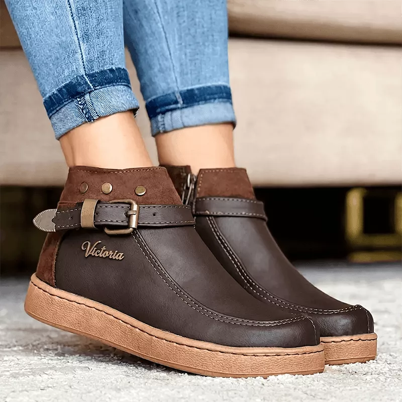Botín casual para mujer en tono marrón con materiales resistentes y diseño moderno, suela antideslizante que ofrece confort y seguridad, perfecto para uso diario y estilos versátiles de moda urbana.