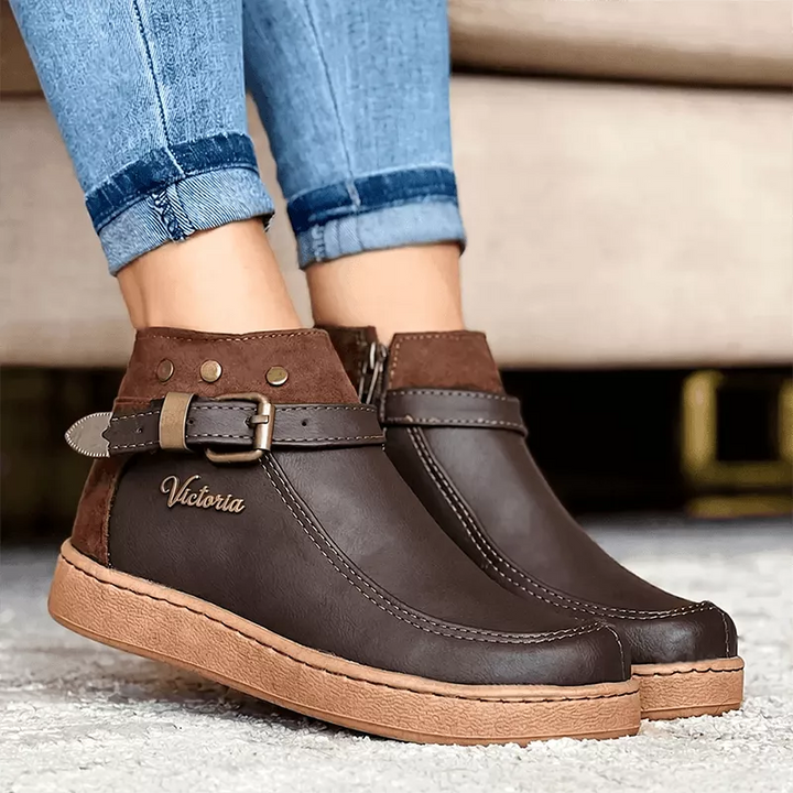 Botín casual para mujer en tono marrón con materiales resistentes y diseño moderno, suela antideslizante que ofrece confort y seguridad, perfecto para uso diario y estilos versátiles de moda urbana.