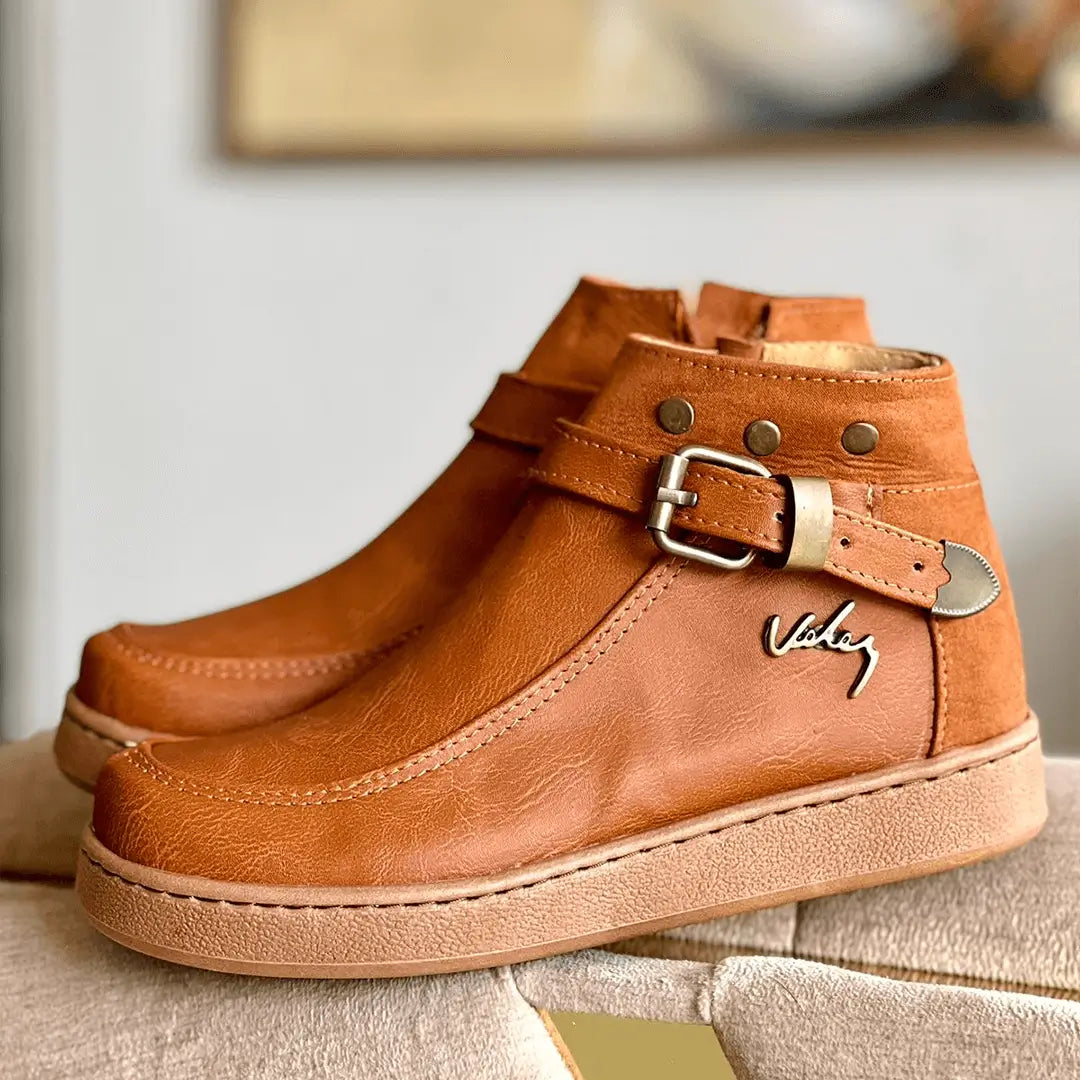 Botín para mujer color marrón claro con diseño elegante y moderno, detalle de hebilla ajustable y costura visible, suela antideslizante y cómoda para uso diario, perfecto para combinar con estilos casuales y formales, material resistente que garantiza durabilidad y confort.