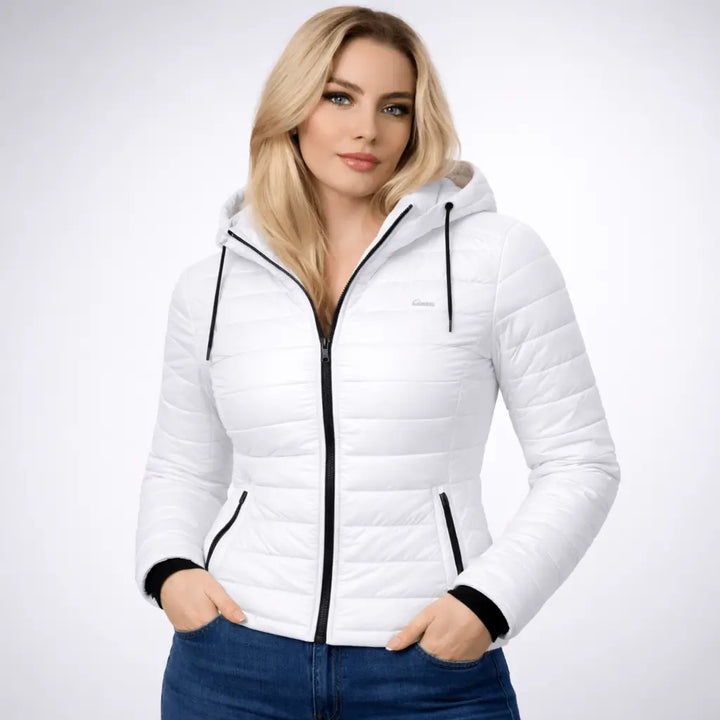 Chaqueta impermeable Alaska para mujer en color blanco con capucha ajustable, cierre frontal sellado, forro térmico ligero, bolsillos con cremallera impermeable y costuras selladas para protección contra lluvia y viento frío.
