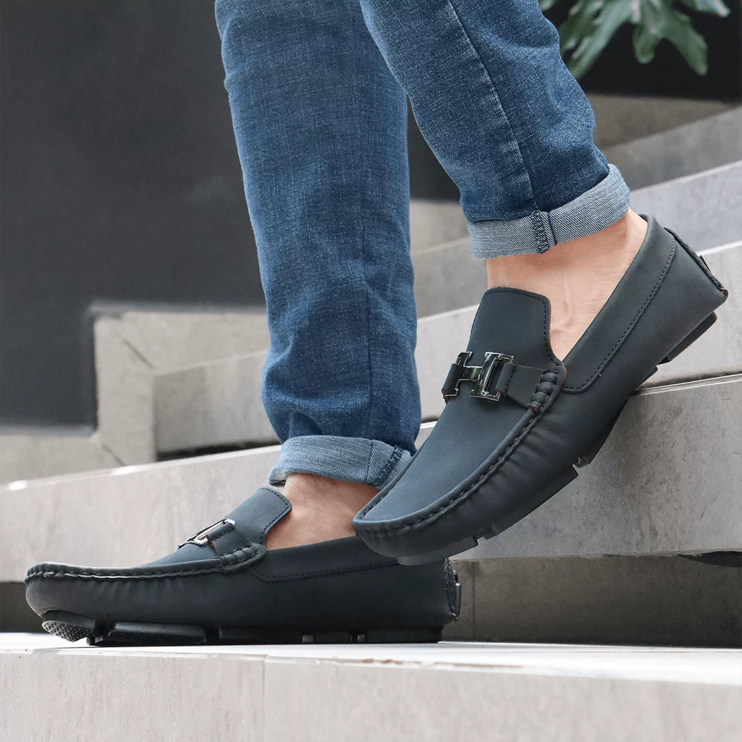 Mocasín Heritage de cuero sintético negro para hombre, mocasines cómodos y elegantes ideales para uso casual o trabajo, diseño moderno con suela antideslizante para mayor seguridad y soporte ergonómico que ofrece confort durante todo el día.