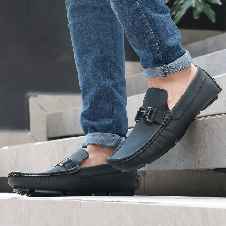Mocasín Heritage de cuero sintético negro para hombre, mocasines cómodos y elegantes ideales para uso casual o trabajo, diseño moderno con suela antideslizante para mayor seguridad y soporte ergonómico que ofrece confort durante todo el día.
