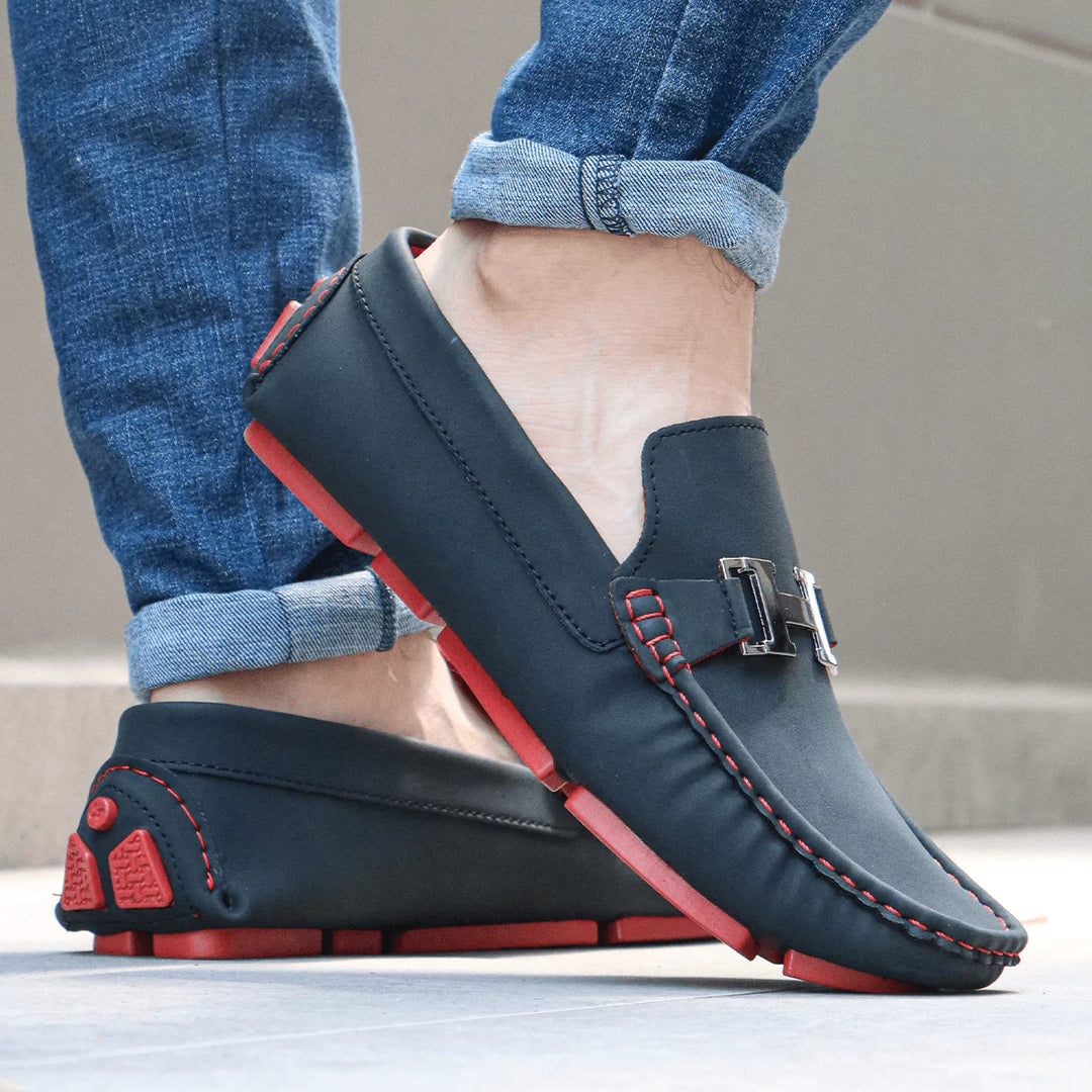 Mocasín Heritage para hombre en color negro con detalles en rojo, diseño cómodo y moderno ideal para uso diario, suela antideslizante que brinda estabilidad y durabilidad, estilo casual perfecto para combinar con jeans y pantalones ajustados en ciudades, calzado ligero con materiales de alta calidad que ofrecen confort y soporte para caminar todo el día.