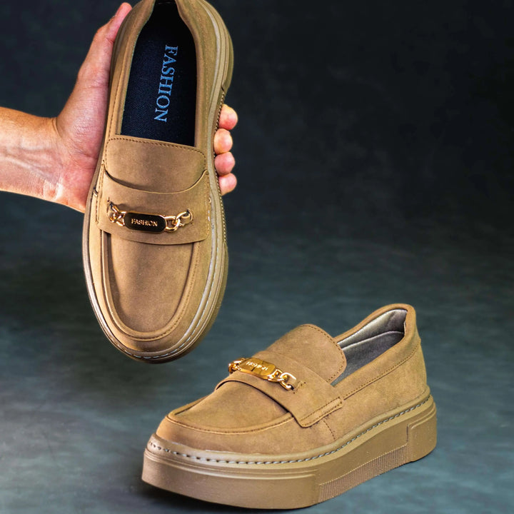 Mocasín beige para mujer estilo Versalles con suela gruesa antideslizante, diseño cómodo y elegante ideal para uso diario, fabricado con materiales resistentes y suave textura que brinda confort y durabilidad, calzado casual perfecto para combinar con diferentes estilos.