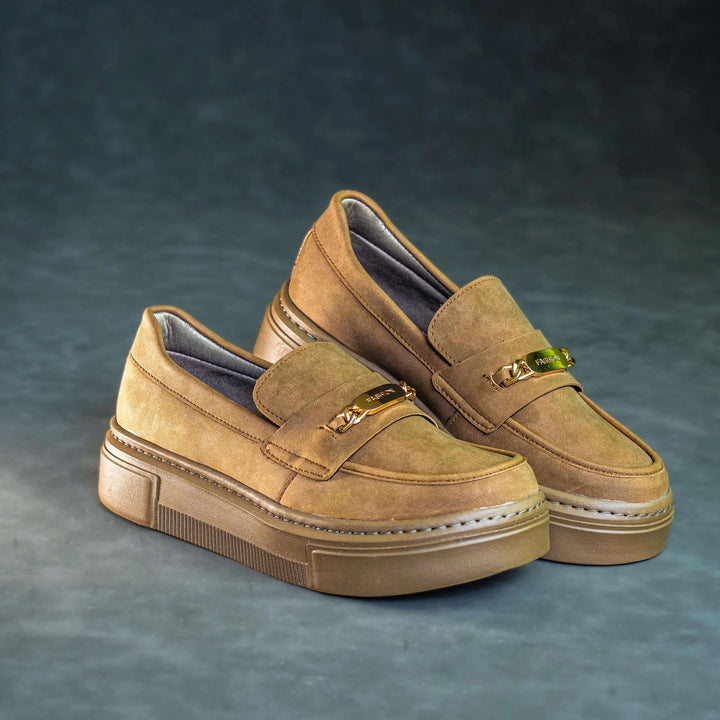 Mocasines marrones estilo versalles para mujer, confeccionados en gamuza sintética, diseño cómodo y moderno, suela antideslizante de goma para mayor seguridad, ideal para uso diario y eventos casuales, calzado ligero y transpirable.