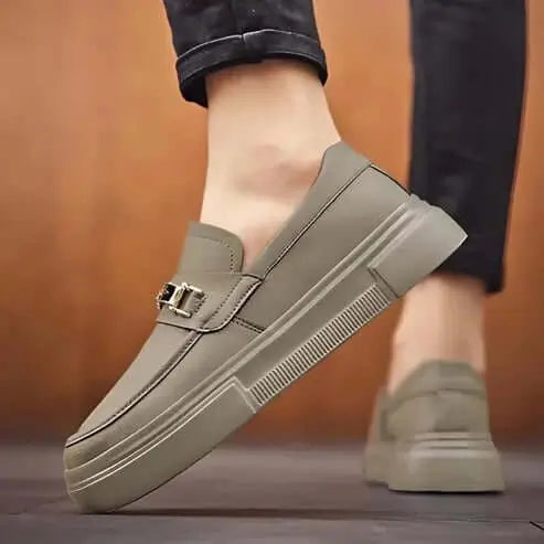 Mocasín versátil y cómodo para hombre en tono neutro, con diseño moderno y suela antideslizante que proporciona estabilidad y soporte para uso diario, ideal para combinar con ropa casual y formal, fabricado con materiales de alta calidad para mayor durabilidad y confort.