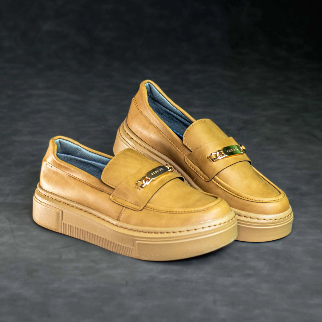 Mocasines casuales color camel con plataforma gruesa antideslizante, diseño cómodo y duradero para uso diario, ideales para combinar con ropa casual y elegante, perfecto para brindar estilo y confort durante toda la jornada.