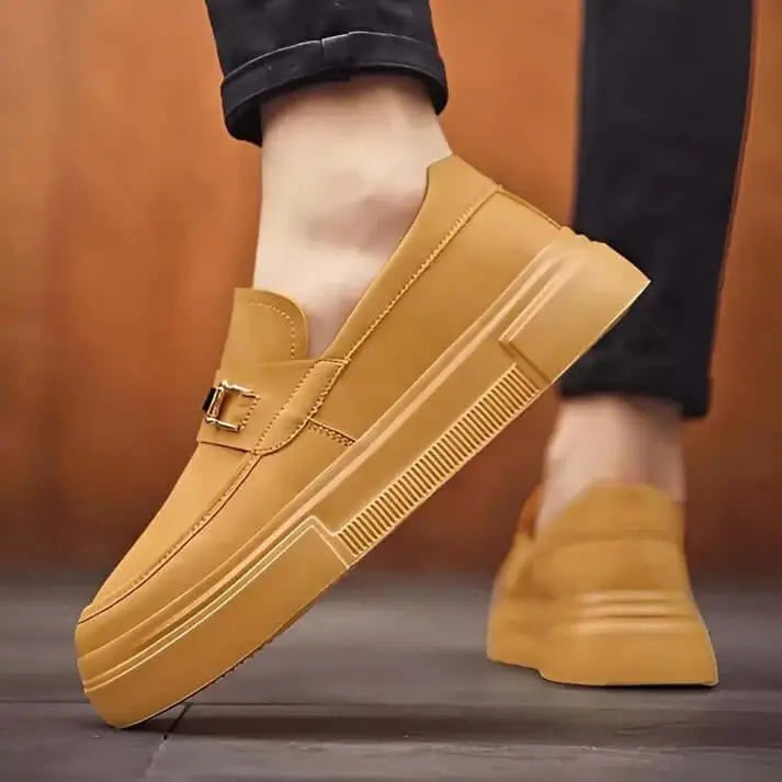 Mocasines casuales color camel para hombre, diseño cómodo y elegante con suela antideslizante, ideales para uso diario y ofrecer soporte y estilo en cualquier ocasión.