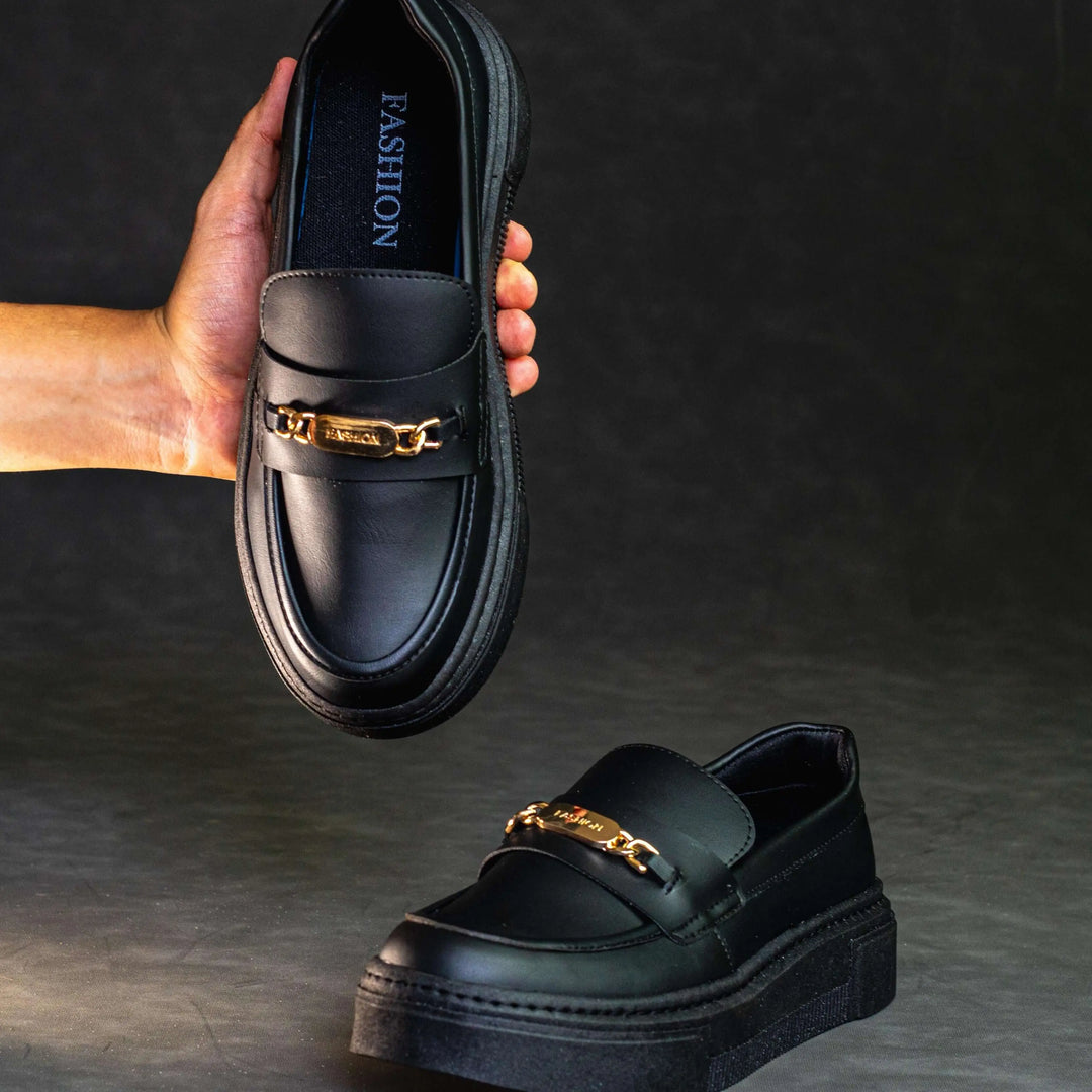 Mocasín negro para hombre estilo Versalles, con diseño elegante y moderno, suela gruesa antideslizante para mayor comodidad y durabilidad, ideal para uso casual y formal, material de alta calidad que garantiza resistencia y confort durante todo el día.