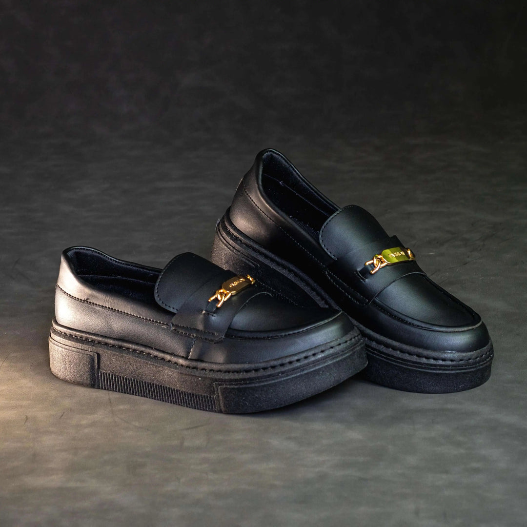 Mocasines negros para mujer con suela gruesa antideslizante, detalle en metal dorado, diseño elegante y cómodo ideal para uso diario y ocasiones formales, calzado resistente y estilizado para combinar con diferentes atuendos.