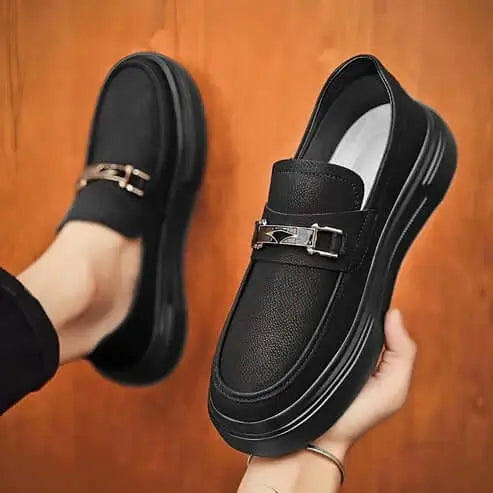 Mocasín negro elegante para hombre, diseño cómodo y moderno con suela gruesa antideslizante, ideal para uso diario y ocasiones formales, material resistente y transpirable que ofrece durabilidad y confort durante todo el día.