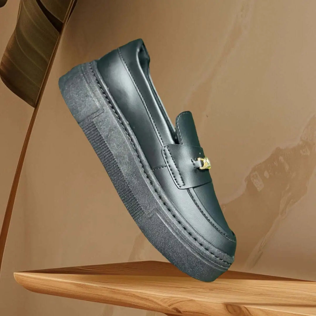 Mocasín Versalles negro elegante para hombre, diseño moderno con suela antideslizante y cómoda, ideal para uso diario y ocasiones casuales, material sintético duradero que ofrece resistencia y estilo contemporáneo.