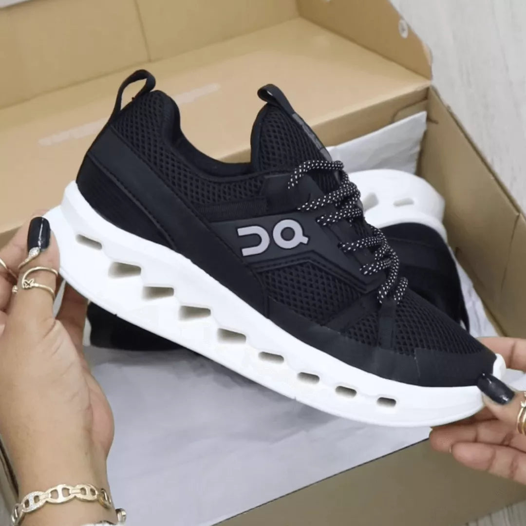 Video mostrando el unboxing de las Zapatillas Cloud Running para mujer, destacando los detalles del diseño deportivo, la suela blanca con amortiguación, el tejido transpirable y las diferentes variantes de color: negro, gris lila, blanco lila y todo negro, ideales para comodidad y estilo diario.