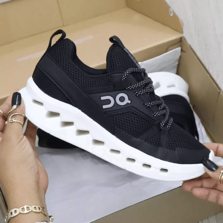 Video mostrando el unboxing de las Zapatillas Cloud Running para mujer, destacando los detalles del diseño deportivo, la suela blanca con amortiguación, el tejido transpirable y las diferentes variantes de color: negro, gris lila, blanco lila y todo negro, ideales para comodidad y estilo diario.