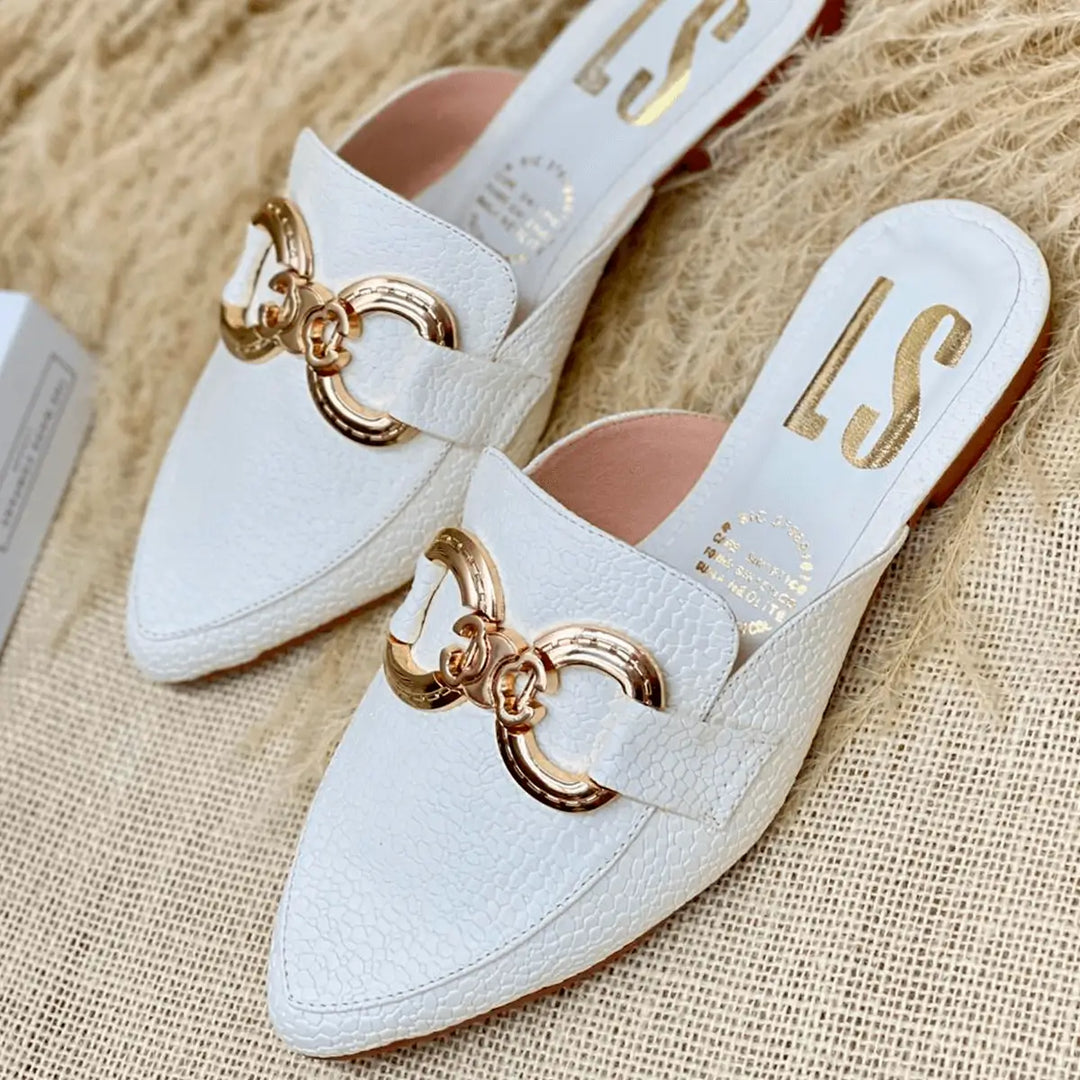 Sandalias suecas elegantes en color blanco con detalle metálico dorado, diseño cómodo y sofisticado ideal para uso diario y ocasiones especiales, hechas con material resistente y suela antideslizante para mayor estabilidad y estilo femenino moderno.