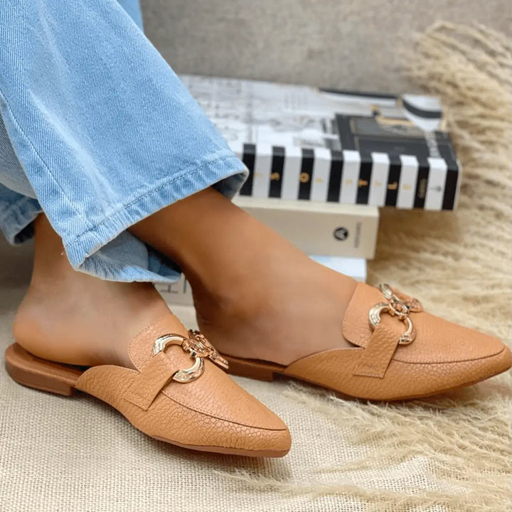 Sandalias suecas elegantes color camel con detalle metálico dorado, diseño cómodo y versátil ideal para uso diario, suela plana antideslizante, perfectas para combinar con jeans y ropa casual.