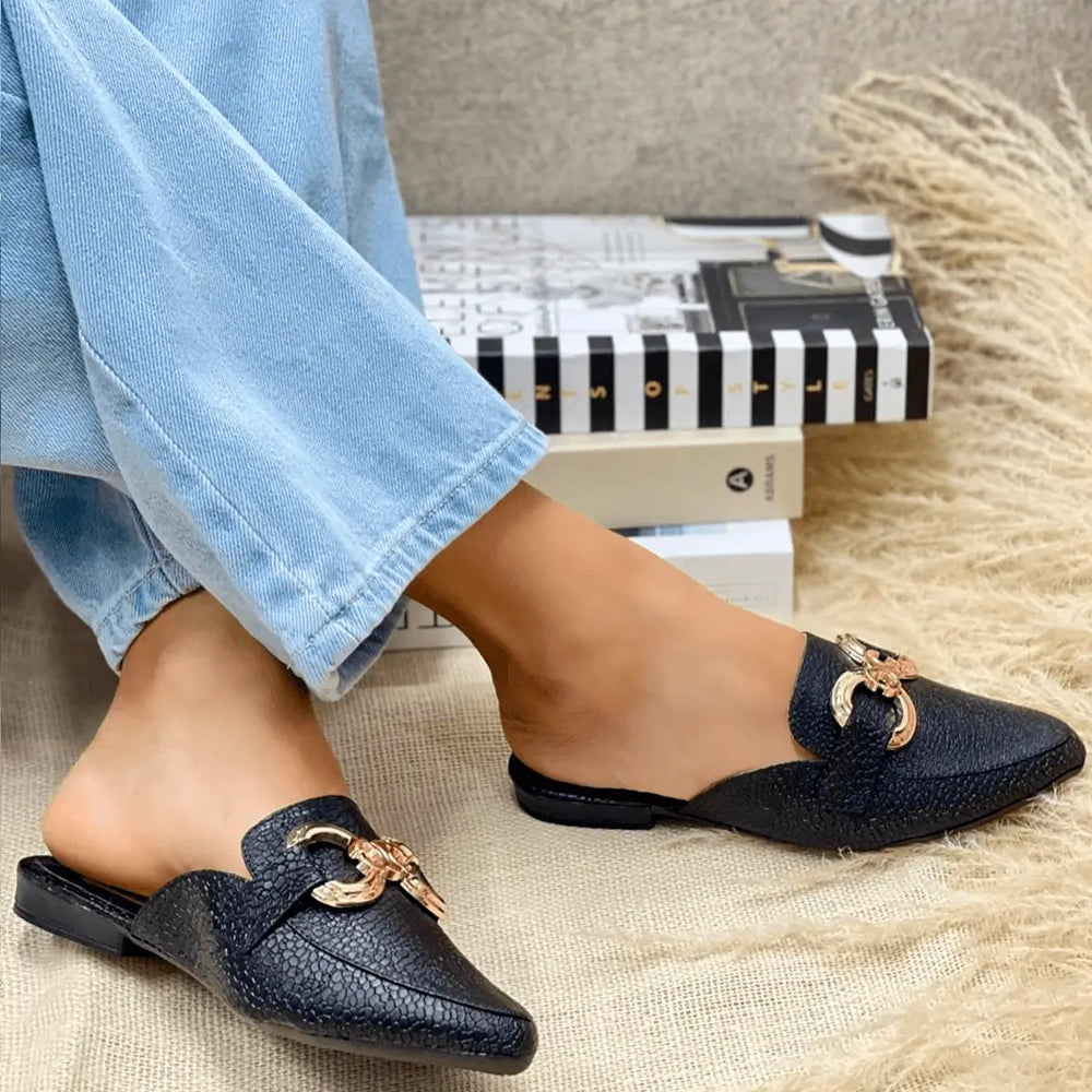 Sandalias suecas negras elegantes para mujer, diseño moderno con detalle metálico dorado, suela plana antideslizante, ideales para uso diario cómodo y sofisticado, perfectas para combinar con jeans y ropa casual.