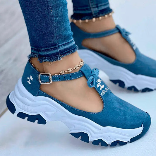Tenis Alicia color azul abiertos y cómodos con diseño en gamuza