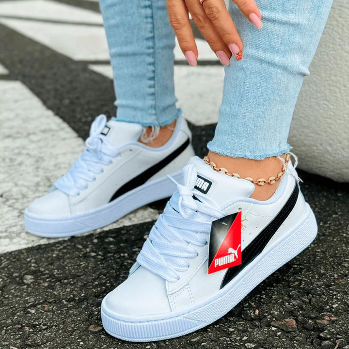 Zapatilla estilo retro para mujer, color blanco con detalles negros. Calzado cómodo y moderno, ideal para uso diario o un look casual. Diseño clásico de estilo deportivo con suela de goma que ofrece agarre y confort. Perfecta para mujeres que buscan versatilidad y un contraste llamativo. Paga al recibir, con envío gratis. Un calzado que eleva tu estilo con un toque de sobriedad.
