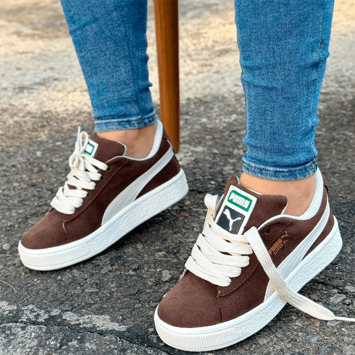 Zapatilla estilo retro para mujer, color café con detalles blancos. Calzado cómodo y moderno, ideal para uso diario o un look casual. Diseño clásico de estilo deportivo con suela de goma que ofrece agarre y confort. Perfecta para mujeres que buscan un toque de calidez y originalidad. Paga al recibir, con envío gratis. Un calzado que te acompaña con un estilo auténtico.