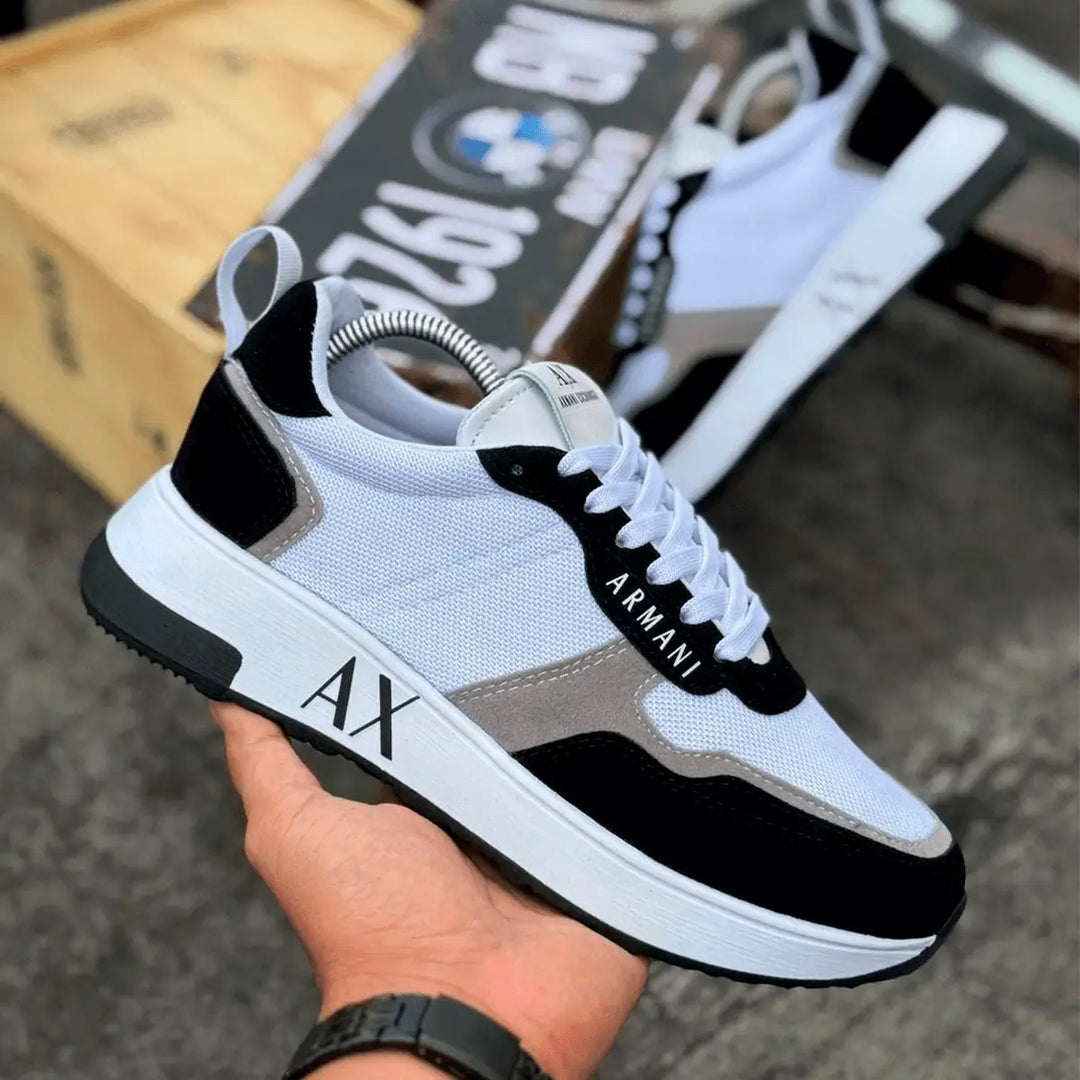 Tenis Urbano modelo en blanco, negro y gris, estilo moderno y cómodo, diseño transpirable para mayor ventilación, suela antideslizante para seguridad al caminar, ideal para uso diario en ciudad, confeccionado con materiales duraderos y ligeros.